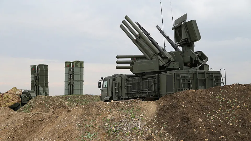 Российские военные используют аппарат «Волна Купол Гарант», который, по данным экспертов, способен заглушать сигнал терминалов Starlink на площади до 20 км²; вокруг применения систем фиксируются уничтожения, а в стране ужесточают контроль и пытаются создать собственные аналоги.