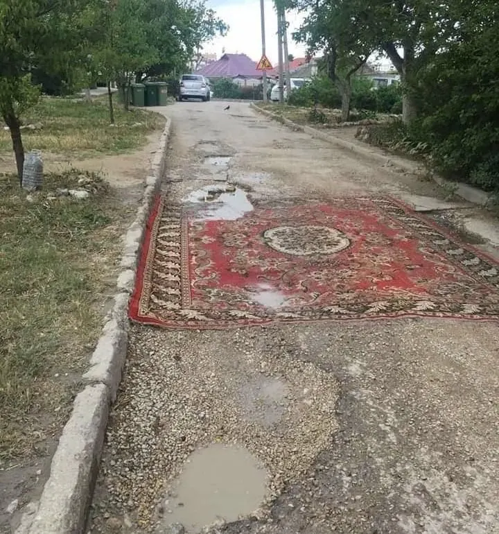 Новый проект предлагает позволить жильцам самостоятельно восстанавливать покрытие на дворовых и местных дорогах; в правительстве инициативу не поддержали, сославшись на необходимость работы специалистов.