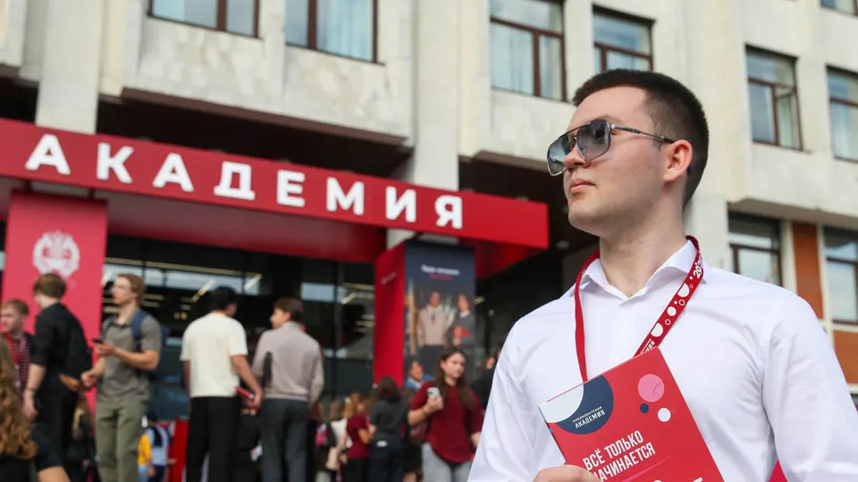 Московские вузы рассылают предложения о годичной службе в добровольческих отрядах по борьбе с БПЛА: обещают большие выплаты, обучение и соцгарантии, контракт с Минобороны при этом не делает добровольцев военнослужащими.