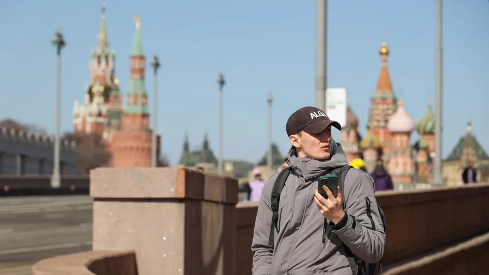 Правительство планирует единую систему учёта идентификаторов мобильных устройств: операторы будут вносить IMEI и отключать SIM-карты «компрометированных» аппаратов. Постановление планируют ввести с 1 марта 2027 года.