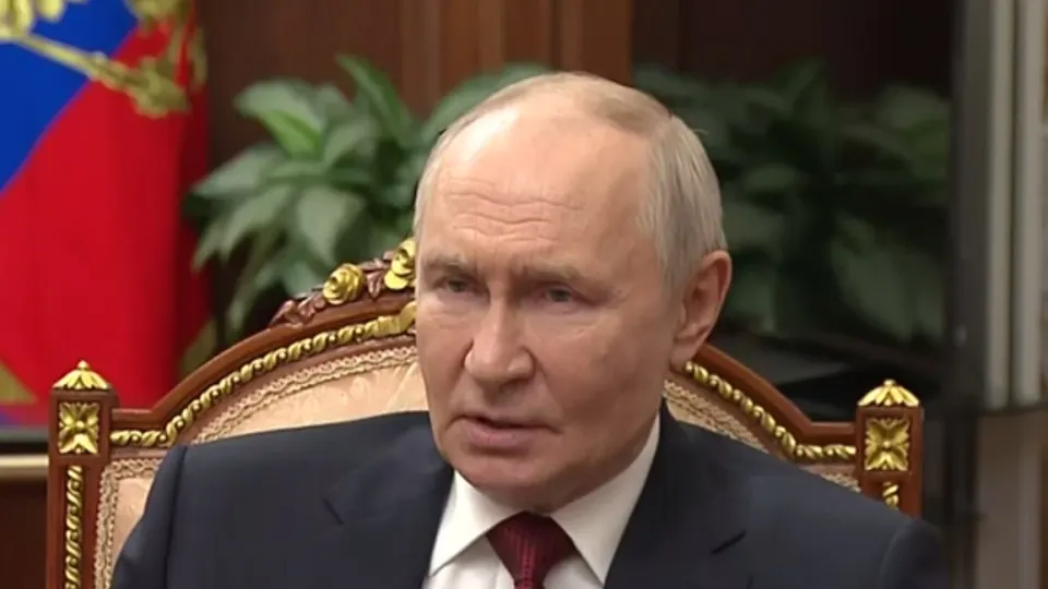 Президент РФ заявил, что Украина предлагала отказаться от дальнобойных ударов и свести боевые действия к четырём оккупированным регионам. Москва, по его словам, не пойдёт на такие уступки; он также признал, что атаки по российской инфраструктуре создают проблемы и дефицит топлива, но заверил в оперативном восстановлении и усилении обороны объектов.