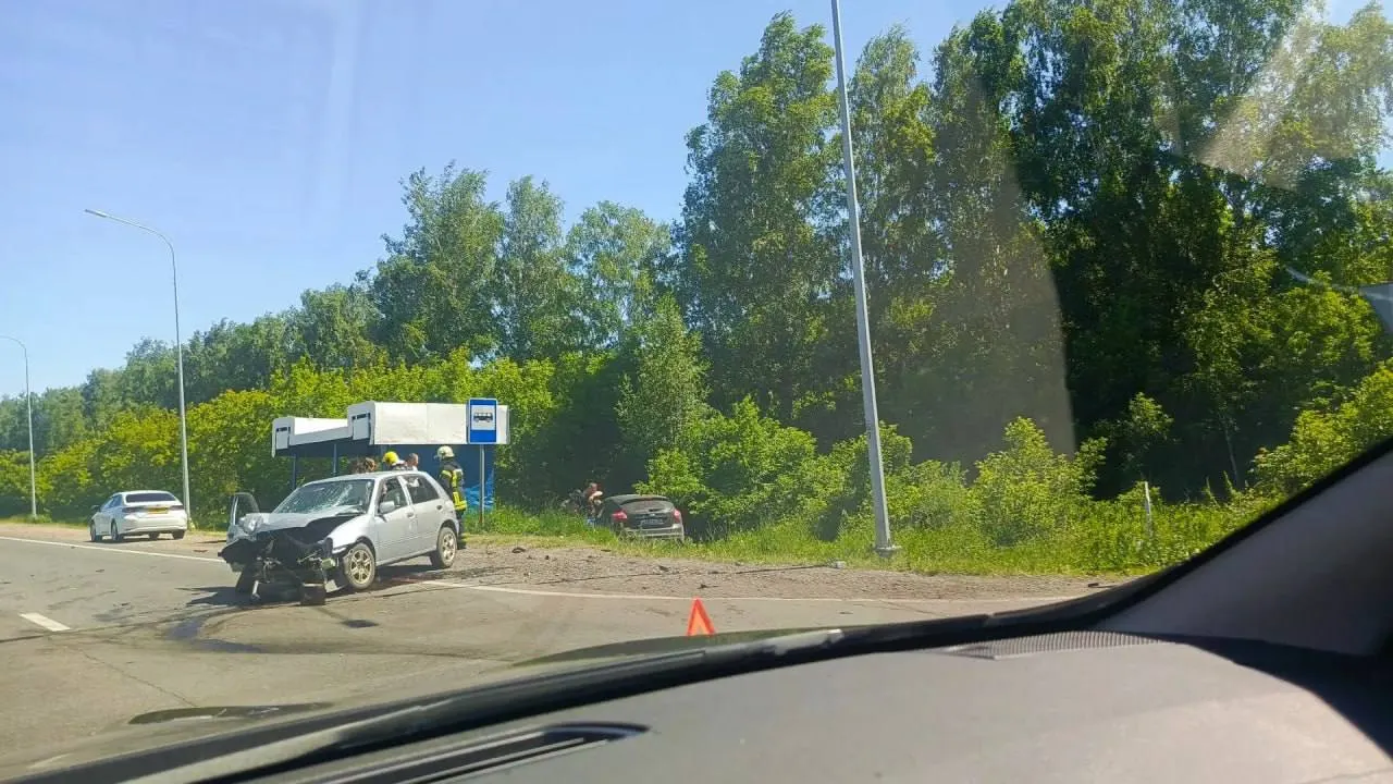 В микрорайоне Авиатор в Барнауле произошло серьёзное ДТП: одна машина съехала в кювет, у второй — повреждён передок. Официальные данные о пострадавших и причинах уточняются.