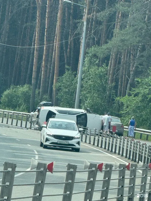 Движение по шоссе Ленточный Бор временно приостановлено из‑за перевёрнутого автомобиля. На месте работают экстренные службы, информации о пострадавших пока нет.