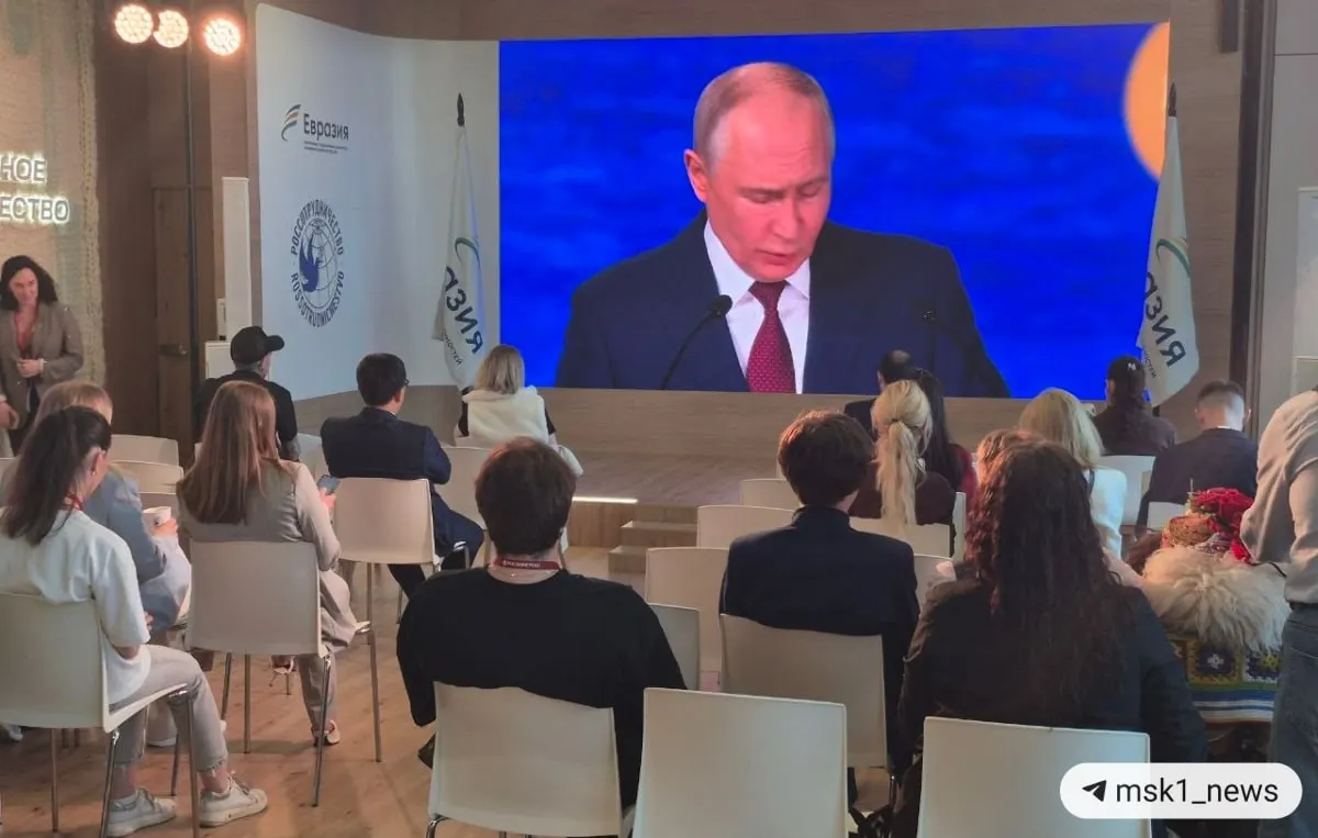 Президент описал смещение экономического веса в пользу стран Глобального Юга, рост роли БРИКС и ослабление западноцентричной торговой модели.