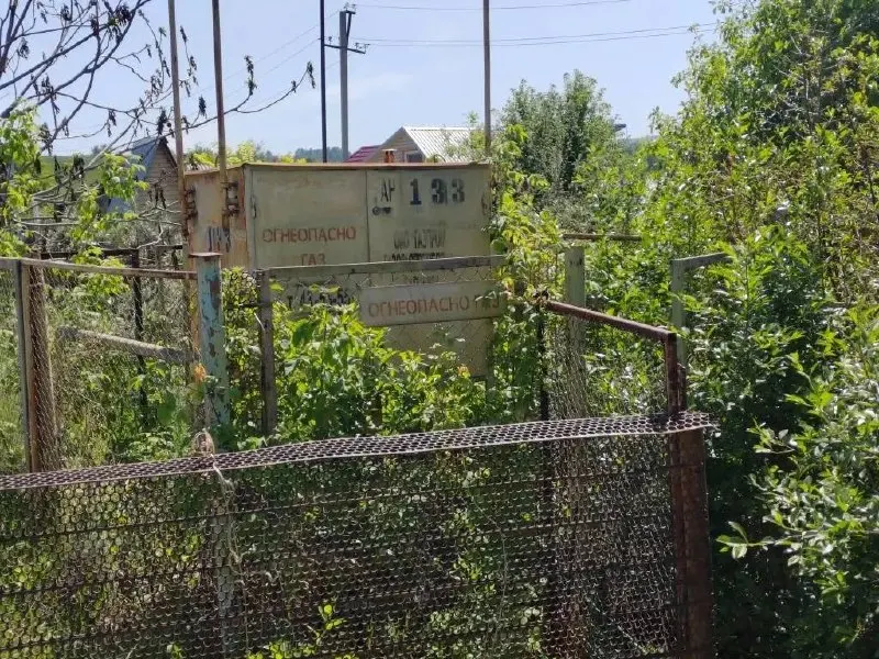 Жители района обеспокоены: неэксплуатируемая установка на ул. Садовая, 15 заросла и представляет пожарную опасность — до ближайшего дома около 30 метров.