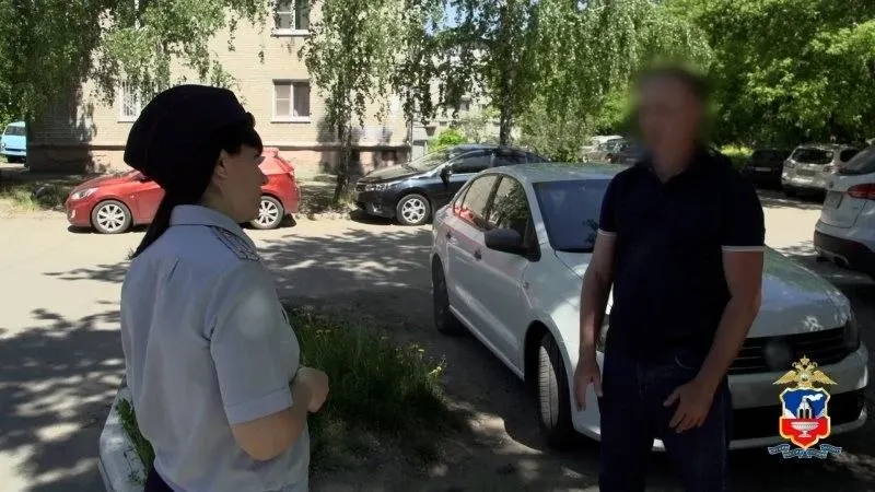 Таксист заподозрил пассажира и вызвал полицию. Выяснилось, что молодой человек по указанию мошенников забрал у вдовы участника СВО миллион рублей; деньги вернули, подозреваемый арестован.