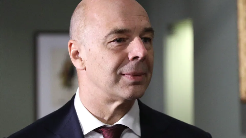 Минфин заявил, что предприятия топливно‑энергетического комплекса должны самостоятельно закупать средства защиты от дронов; затраты можно включать в себестоимость. Между тем атаки сокращают переработку и провоцируют дефицит топлива, из‑за чего введены экспортные ограничения.