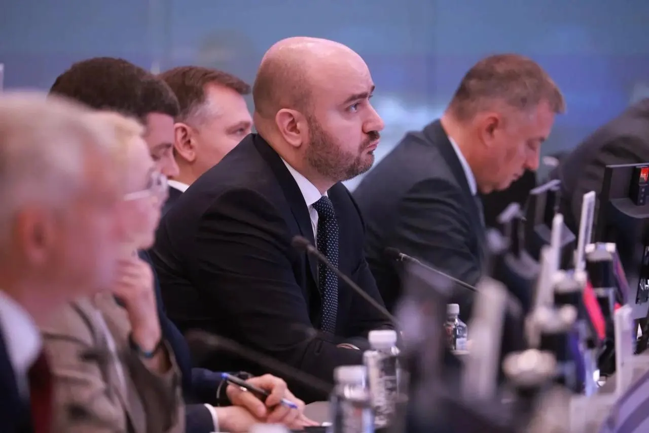 Во время встречи с вице‑премьером обсуждали поставки бензина и дизеля в регионы, мониторинг цен и меры по обеспечению бесперебойного снабжения агропромышленного комплекса Самарской области.