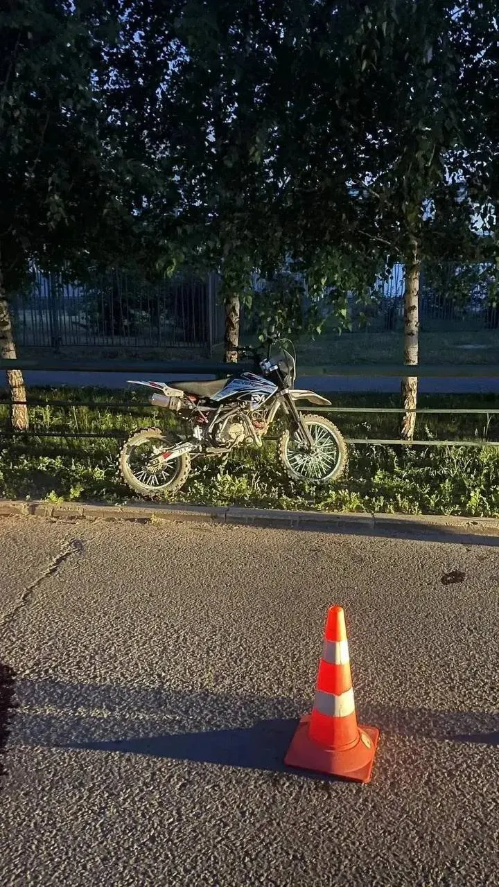 На улице Шумакова около 03:00 19‑летняя водительница мотоцикла врезалась в дорожное ограждение; обе пассажирки с признаками опьянения госпитализированы, мотоцикл изъят, по факту ДТП проводится проверка.