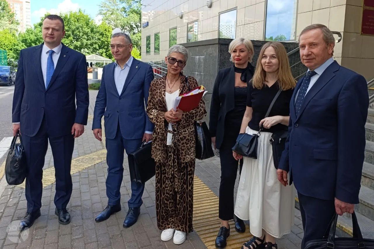 Апелляционная инстанция оставила в силе решение о лишении адвокатского статуса трёх юристов, против чего выступали представители адвокатской палаты, указывавшие на нарушение процедур и угрозу независимости адвокатуры.