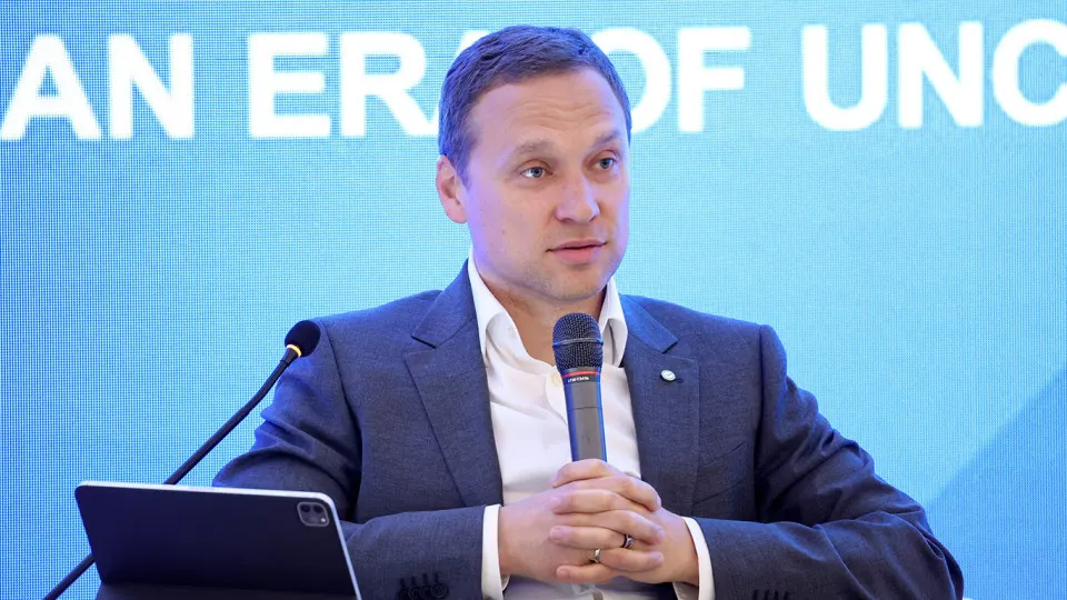 Зампред правления отмечает, что россияне и малый бизнес выводят деньги из банков и не возвращают их в систему — это отражается на доле безналичных операций и может ускориться при дальнейшем повышении налоговой нагрузки.