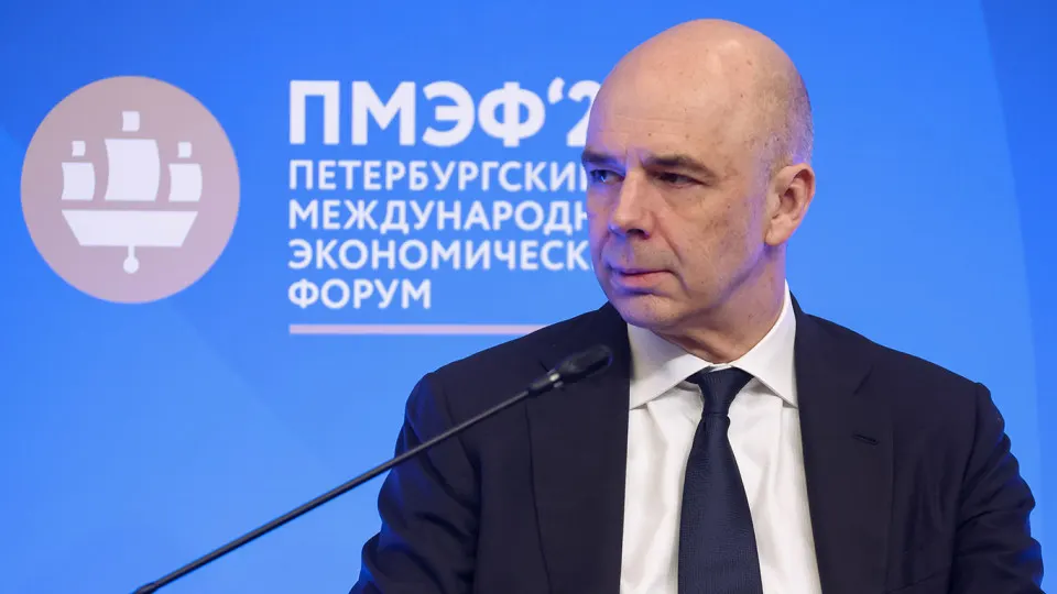 В оперативном докладе Счетной палаты говорится, что доходы федерального бюджета по итогам года могут составить 38,2 трлн руб. — на 2,1 трлн (5,2%) меньше, чем заложено в законе. Основные риски связаны со снижением нефтегазовых поступлений и укреплением рубля.