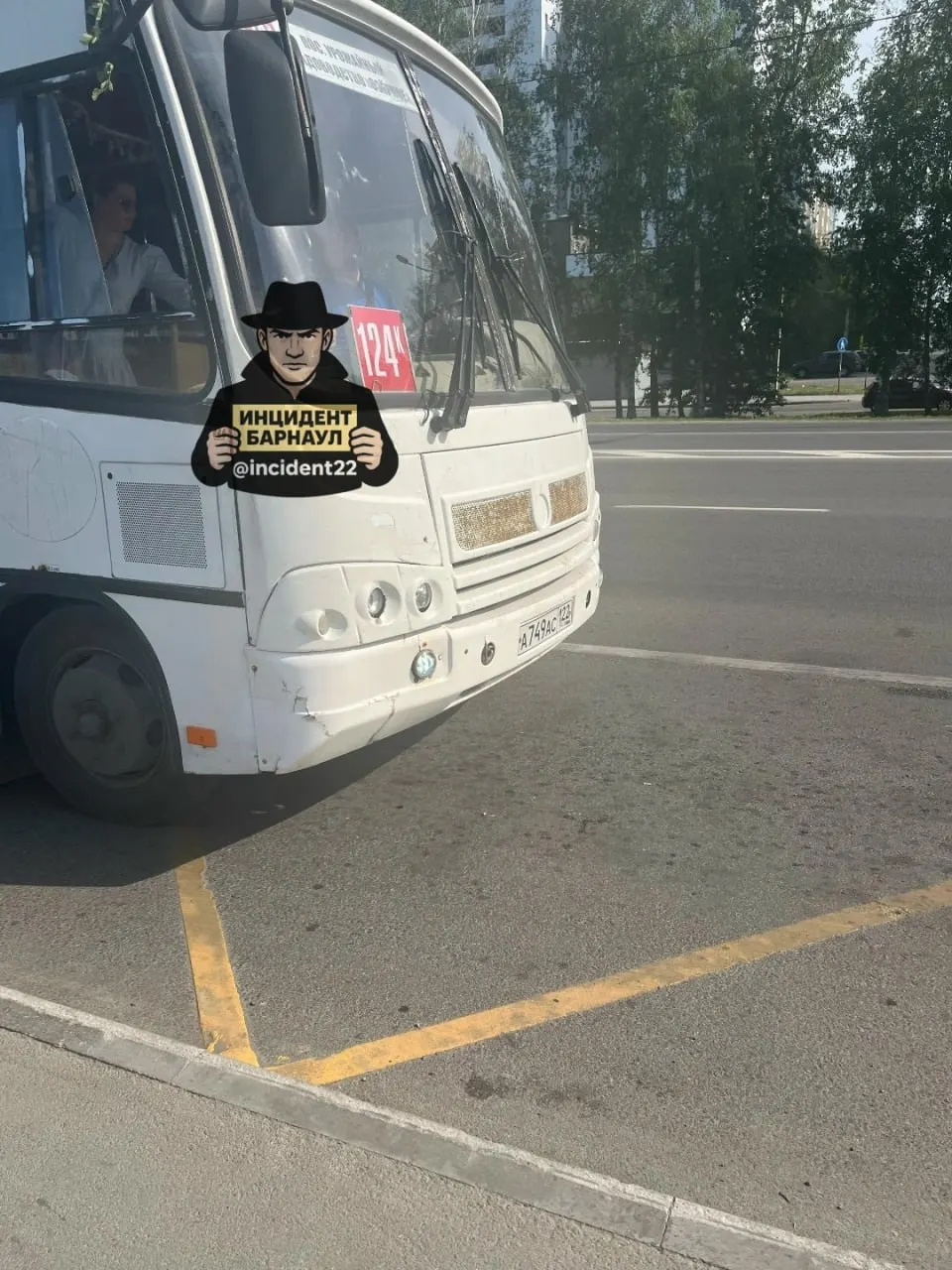 Женщина рассказала, что в автобусе, направлявшемся к ТРЦ «Арена», водитель не принял оплату банковской картой, хотя терминал, по её словам, работал; у пассажирок не было наличных, и водитель вел себя грубо.
