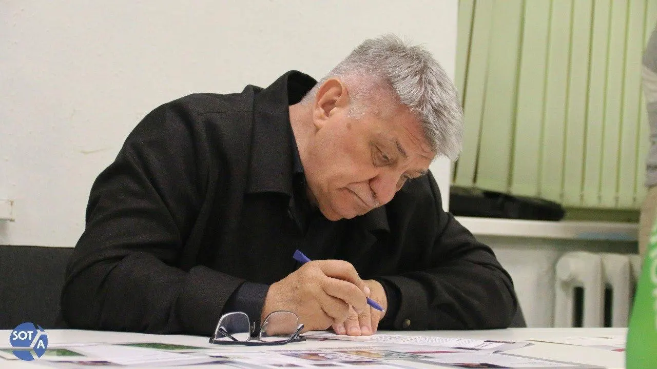Президент направил поздравление режиссёру Александру Сокурову в связи с 75‑летием, отметив его вклад в кинематограф; при этом в последние годы Сокуров фактически сталкивается с ограничениями в России.