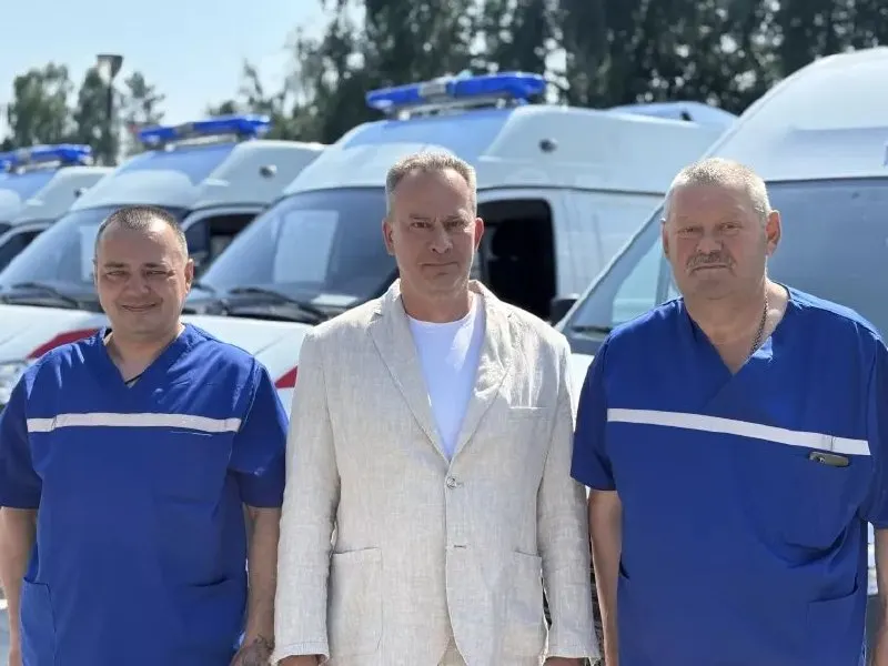 К Дню медицинского работника в Алтайском крае передали 28 полностью оснащённых машин скорой помощи — они будут работать в Барнауле, Алейске, Камне-на-Оби, Рубцовске и в ряде районов края.