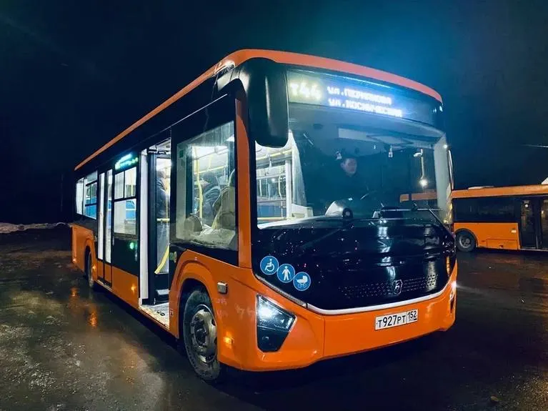 Городская администрация объявила о контракте на поставку 11 автобусов Vector Next стоимостью 97,9 млн рублей — поставки должны завершиться до 1 октября 2026 года. Власти также планируют пополнить парк до 130 машин в 2026–2028 годах.