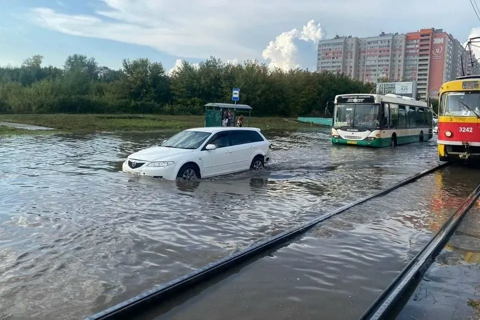 Из‑за дождевых стоков подтоплена проезжая часть между улицей 280‑летия Барнаула и Павловским трактом; на месте работают службы по откачке и восстановлению проезда.