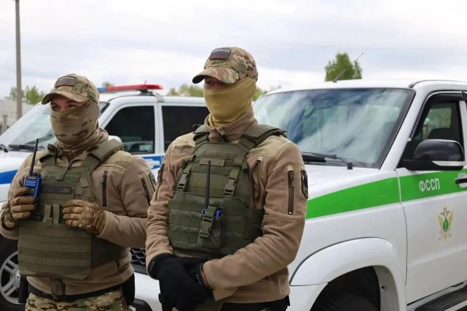 У мужчины накопилось 103 тысячи рублей задолженности по штрафам ГИБДД. После наложения ареста на его автомобиль он оперативно погасил долг в течение дня.