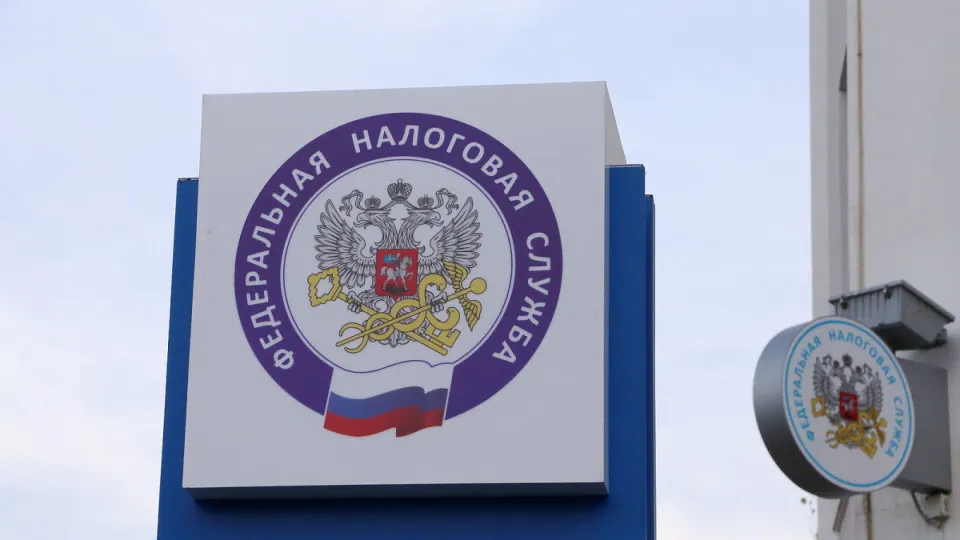 Федеральная налоговая служба рекомендовала региональным властям расширить налоговую базу и поднять ставки, чтобы закрыть прошлогодний дефицит в 1,5 трлн рублей. Эксперты предупреждают о риске роста долговой нагрузки и ухудшении экономической динамики.
