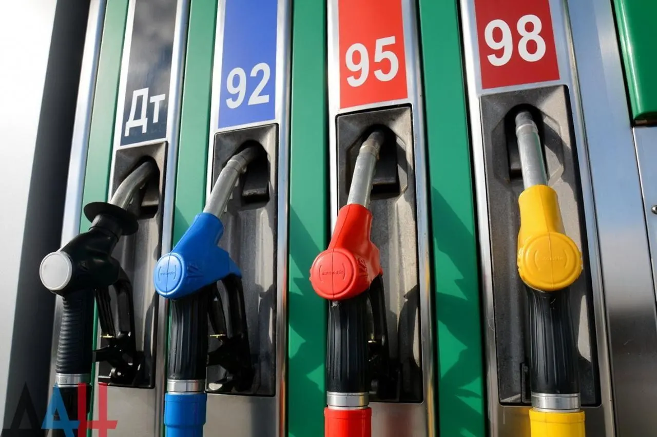 Правительство на три месяца уменьшило долю бензина, которую нефтекомпании обязаны продавать через биржу, чтобы стабилизировать рынок и направить часть объёмов социально значимым потребителям.