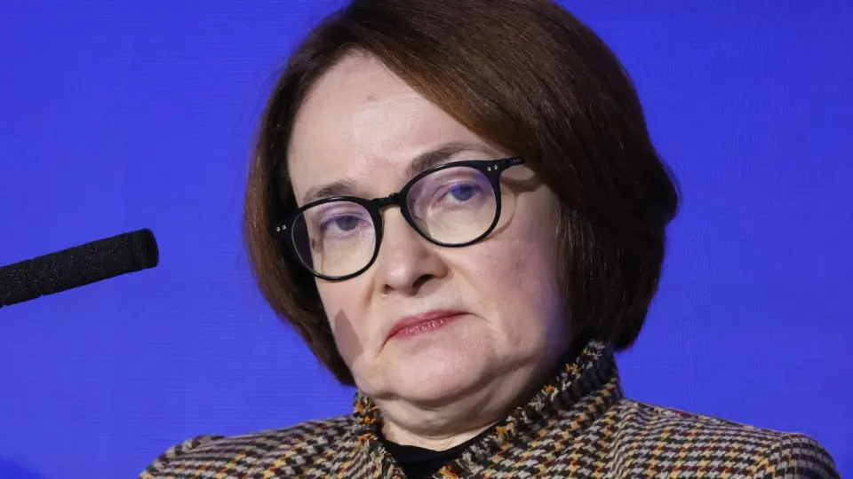 Резкий рост цен на бензин и резкое падение выпуска нефтепродуктов повышают инфляционное давление и делают ближайшее снижение ключевой ставки менее вероятным.