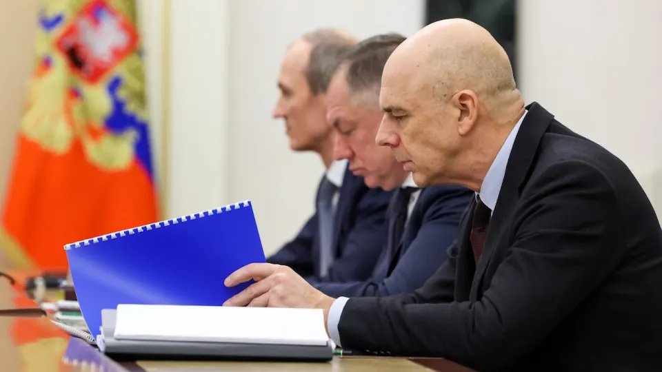 Рынок государственных облигаций пережил масштабную распродажу: индекс RGBI обновил минимумы, доходности длинных ОФЗ достигли 15,5% на фоне роста расходов, опасений по инфляции и осторожной монетарной политики.