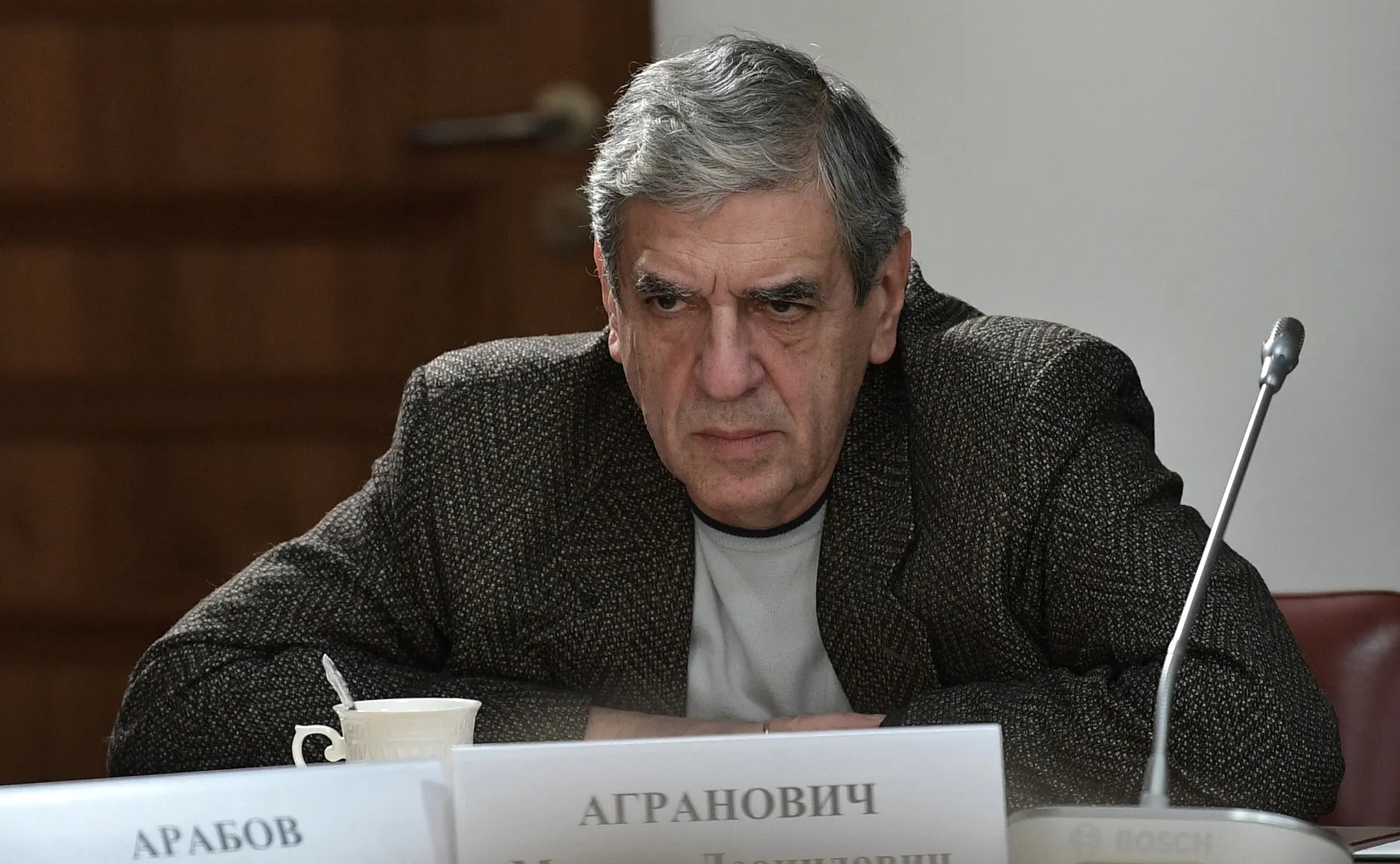 Операторский факультет объявил набор в специальную группу мастерской Михаила Аграновича: абитуриентам обещают бесплатное обучение с 2027 года при условии годичного контракта с Минобороны в войсках беспилотных летательных аппаратов, а также общежитие, статус ветерана и другие льготы. Правозащитники и юристы предупреждают о возможном обмане с обещаниями увольнения.