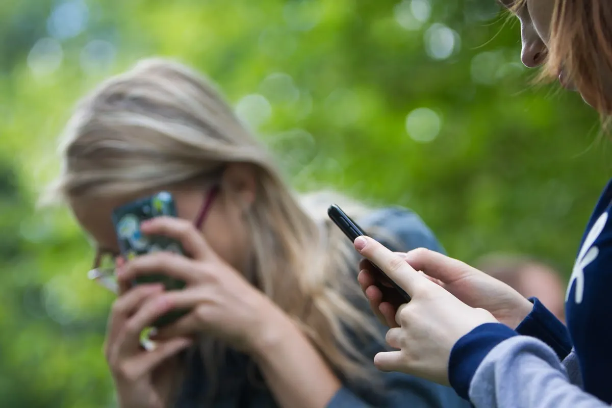 Родители смогут просить оператора присвоить SIM‑карте статус «детская», чтобы ограничить рассылки, контент 18+ и входящие с международных номеров; операторы также обязаны будут бесплатно подключать родительский контроль.