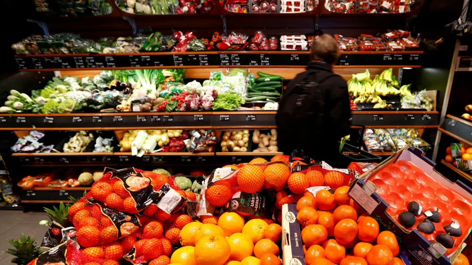 Рост цен на бензин и дизель подстегнул удорожание продуктов и товаров: за месяц особенно сильно выросли цены на картофель, лук, капусту и другие позиции, годовая топливная инфляция приблизилась к 20%.