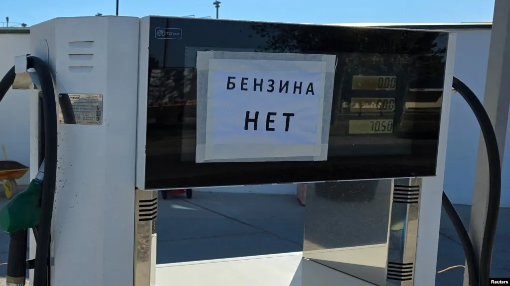 По официальным данным, в период с 23 по 29 июня 2026 года в Севастополе зафиксирован самый быстрый рост цен на бензин в России — около 30%. По всей стране топлива в среднем подорожало, а в ряде регионов введены ограничения на продажу.