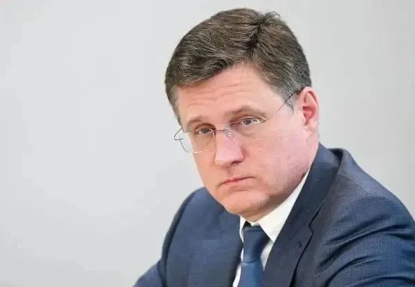 Дефицит бензина и очереди на заправках связаны с тем, что часть нефтеперерабатывающих заводов временно выводится из строя после ударов беспилотников, заявил вице‑премьер. Ограничения продажи топлива затронули десятки регионов.