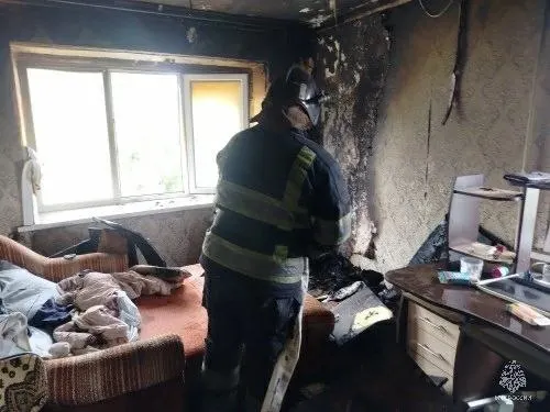 В пятиэтажном доме на улице Георгия Исакова загорелась квартира на четвёртом этаже. Огонь повредил комнату площадью около 10 кв. м. Из соседних квартир эвакуировали троих человек, включая ребёнка; пострадавших нет. Предварительная причина — короткое замыкание.