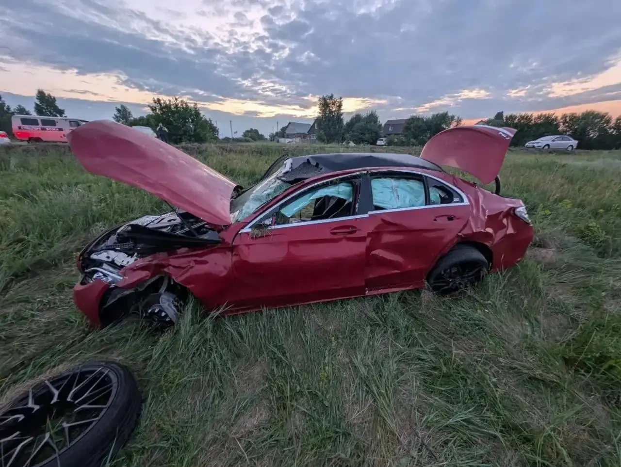 Ночью 2 июля на дороге между Новыми Зорями и Власихой водитель Mercedes съехал с дороги и опрокинулся: погибла пассажирка 2004 года рождения, четверо человек получили травмы. По факту возбуждено уголовное дело.