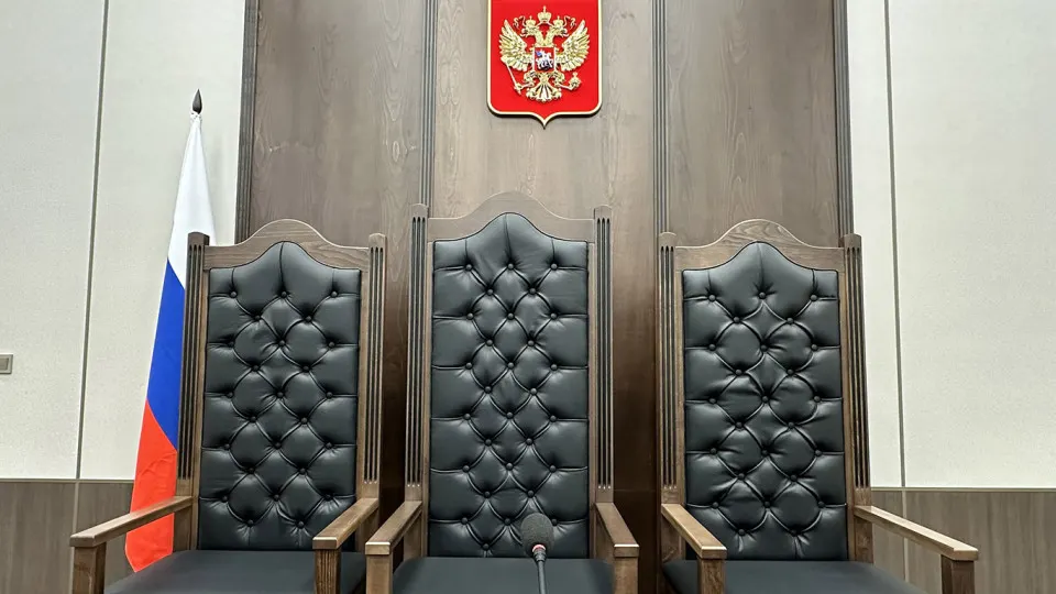 Правительственная комиссия одобрила смягчение квалификационных требований для ряда должностей в судах — от секретарей заседаний до консультантов и ведущих специалистов. Эксперты предупреждают о риске текучести кадров и настаивают на необходимости улучшения условий труда и карьерных перспектив.