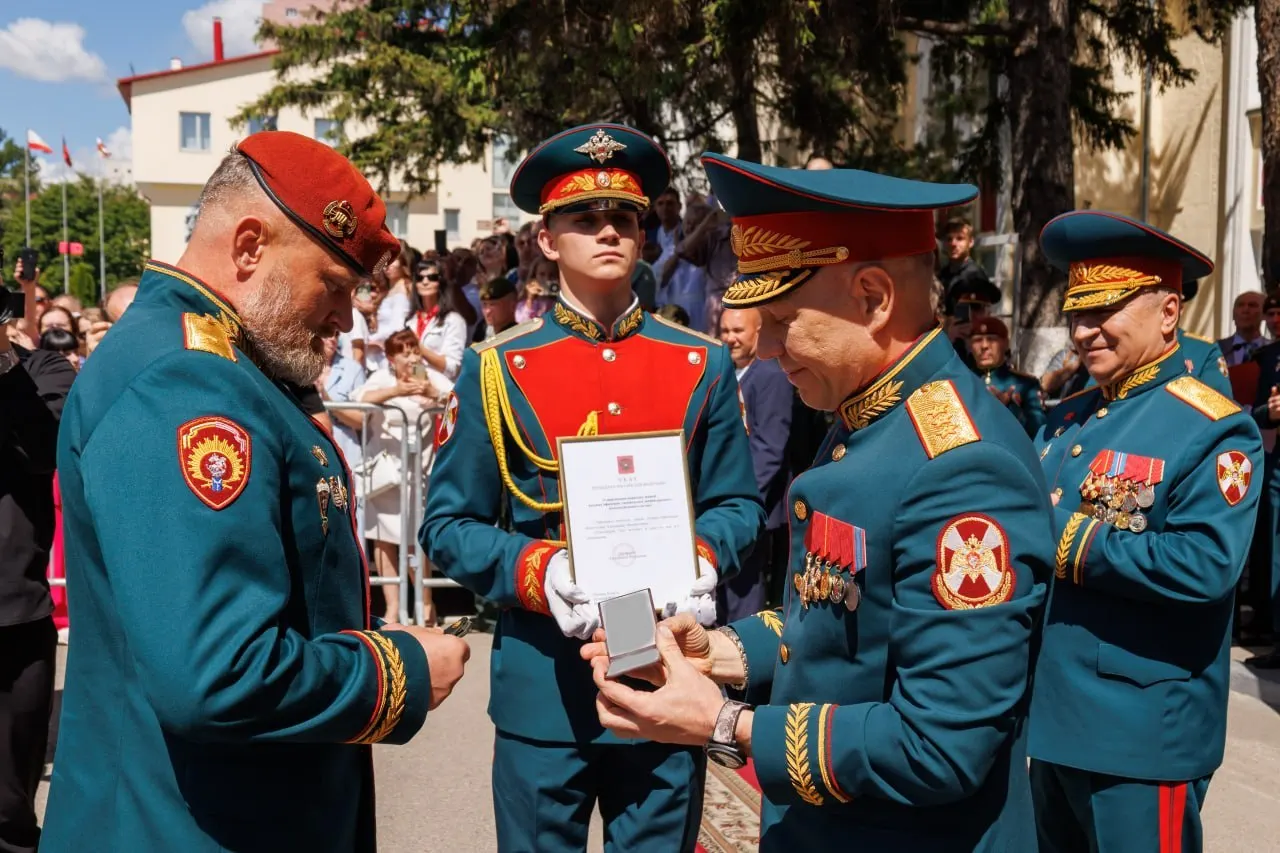 Начальнику Саратовского института войск национальной гвардии Александру Белоглазову официально присвоено воинское звание генерал-лейтенанта; погоны и удостоверение вручил заместитель директора Федеральной службы войск национальной гвардии Анатолий Маликов.