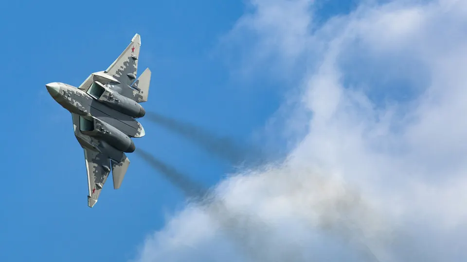 Минпромторг требует от АО «Авиационная и морская электроника» перечислить 257,1 млн руб. неустойки по проекту «Дисплей-И7» — срок исполнения третьего этапа просрочен более шести лет. Одновременно правительство снизило целевой показатель доли отечественной электроники в госпроектах до 58,7% к 2030 году.