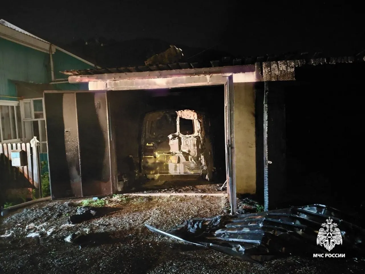 30 июня в селе Угловском Алтайского края произошёл пожар площадью около 60 м²: сарай полностью уничтожен, дом получил значительные повреждения, пострадавших нет.