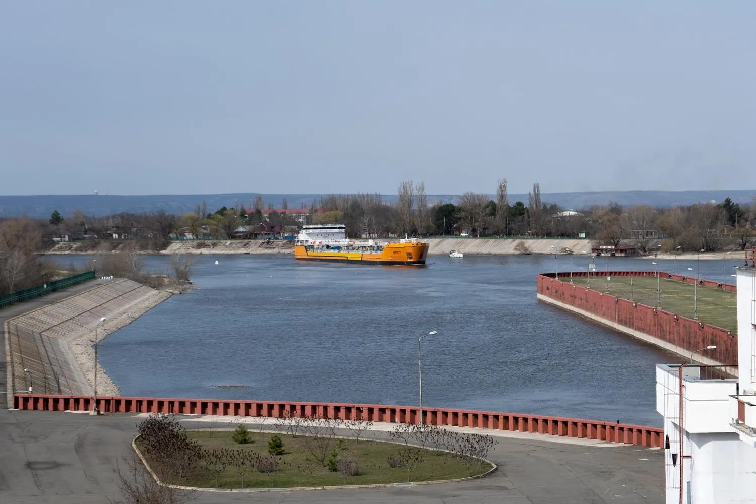 Движение по каналу остановлено после ударов беспилотников по российским судам. Остановка может затронуть существенную долю экспорта пшеницы и вызвала перебои с поставками топлива в Крыму.