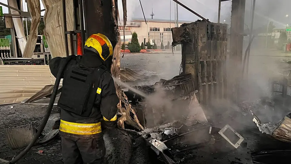 Ночью 1 июля беспилотные удары по Днепропетровской области повредили пять автозаправочных станций: одна женщина погибла, трое ранены. Атака совпала с острым дефицитом топлива в России — производство сократилось, введены лимиты и растут цены; страна начала экстренный импорт.