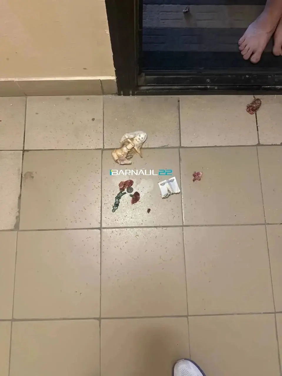 Ночью неизвестный мужчина в мантии пытался попасть в подъезд жилого дома по проспекту Ленина, 195А. Он поднялся на лифте к одной из квартир и оставил у входа куклу, деньги и мясо. Камеры зафиксировали инцидент; жильцы обратились в полицию.