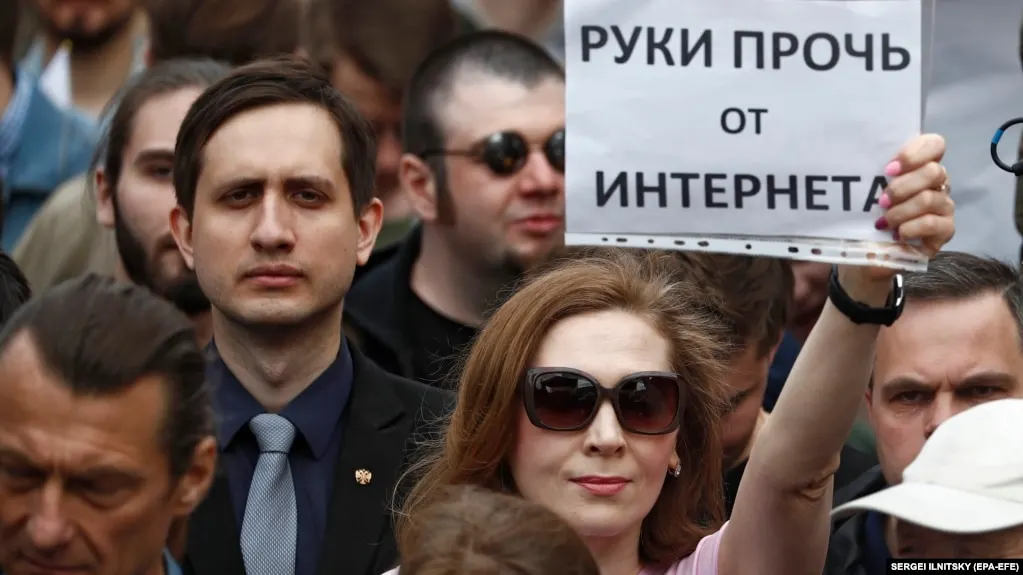 Роскомнадзор объявил о масштабной блокировке VPN-сервисов, затронувшей IP-адреса более 20 популярных хостингов, что сопровождалось техническими сбоями у пользователей и усилением контроля за обходом блокировок.