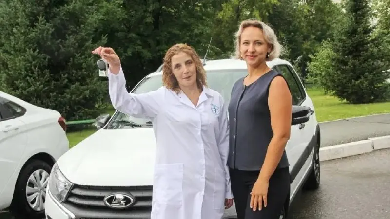 Пять новых автомобилей переданы в региональные медицинские учреждения для паллиативной помощи и обслуживания ФАПов. Часть финансирования — федеральный бюджет. Машины будут использоваться для помощи детям и выездных бригад по регионам.