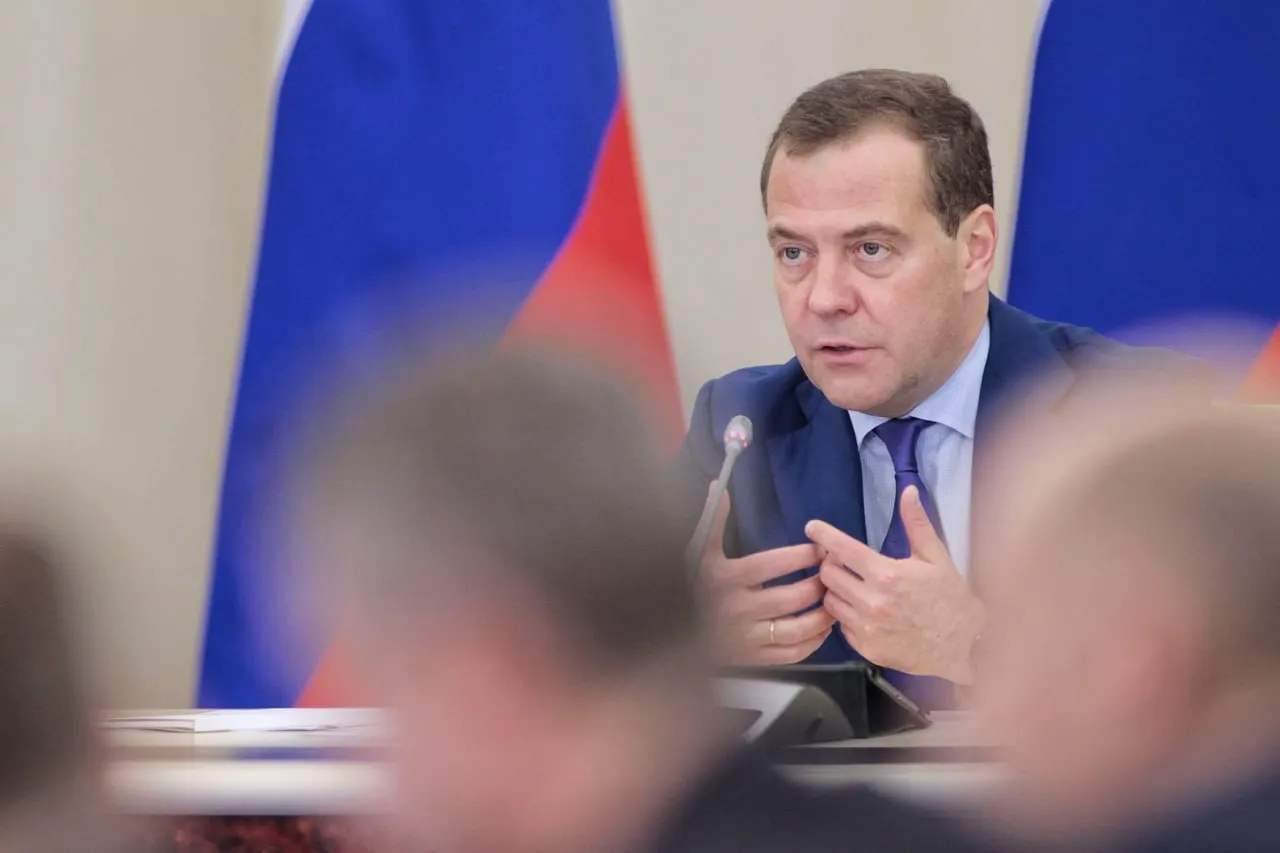 По словам Медведева, после завершения СВО идеологическое противостояние продолжится на российских условиях; проблемы воспитания общества остаются актуальными.
