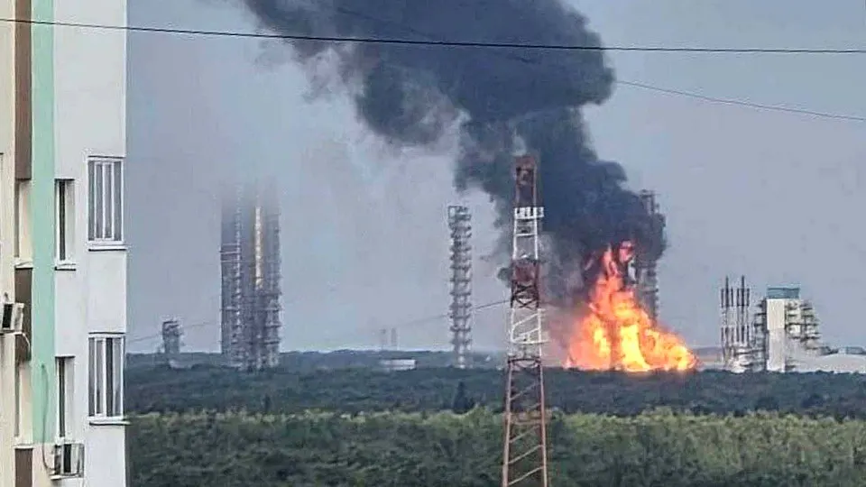 Крупный нефтехимический комплекс в Тюменской области остановил работу после удара беспилотников; производство и поставки частично приостановлены, на заводе трудится свыше трёх тысяч сотрудников.