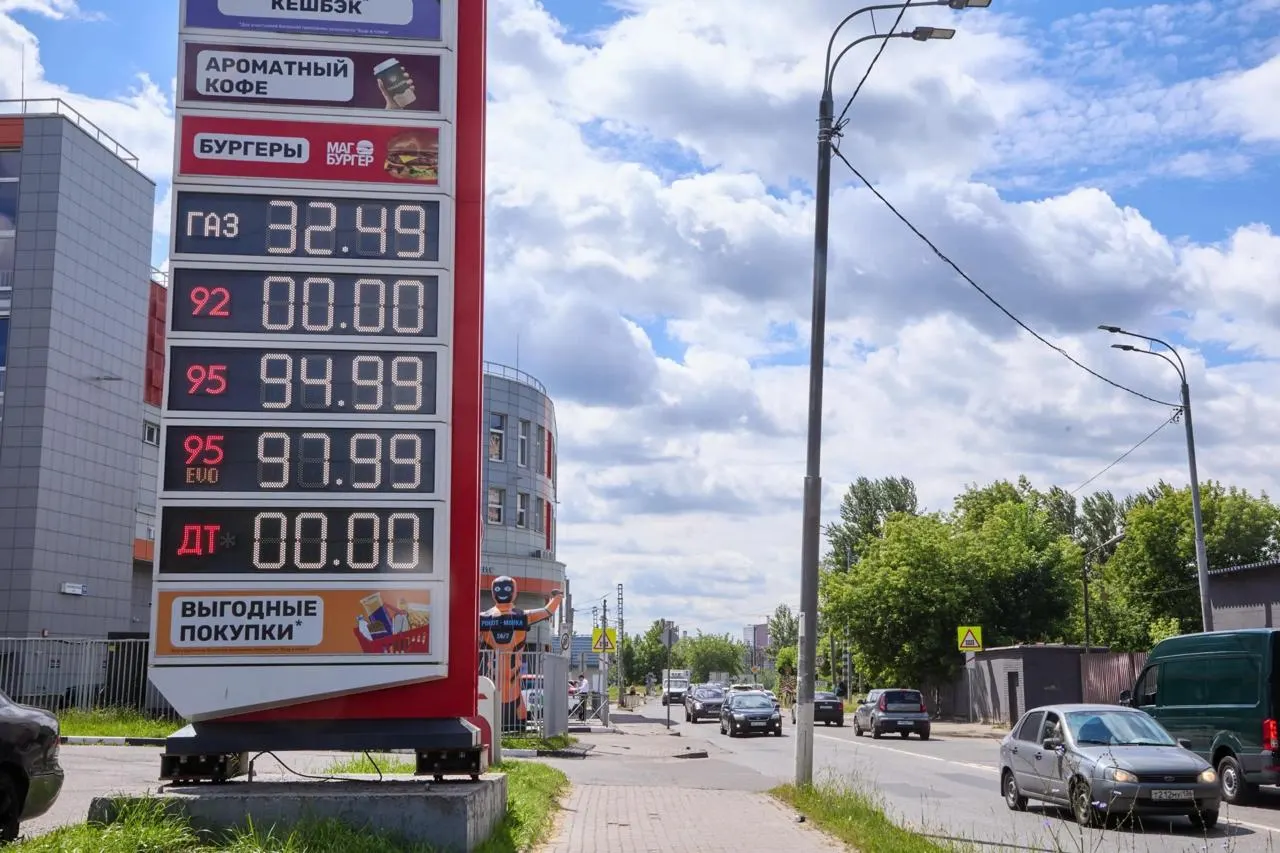ФАС зафиксировала рост числа претензий к продавцам топлива из‑за резкого роста цен; примером служит Калмыкия, где заметно подорожал АИ-92.