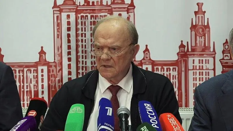 Лидер КПРФ заявил о необходимости пересмотра политики, указав на рост тарифов ЖКХ, демографические проблемы и угрозы экономического отставания.