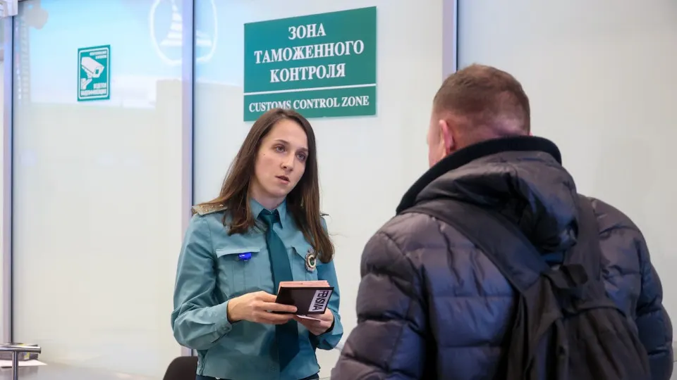 Указ вводит запреты на вывоз физического золота свыше 100 граммов и наличных рублей на сумму, эквивалентную более 10 тысячам долларов, и предусматривает усиление контроля за финансовыми операциями.