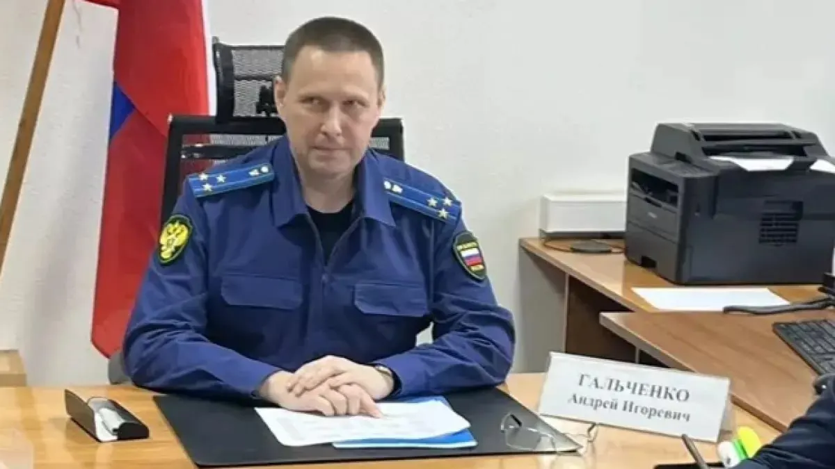Заместитель прокурора Алтайского края Андрей Гальченко скончался в возрасте 50 лет. Подробности о дате прощания и причинах смерти пока не раскрываются.