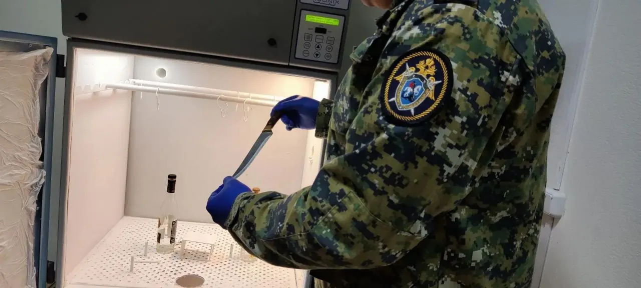 Барнаулец обвиняется в убийстве знакомого; согласно следствию, после освобождения из колонии он проживал у потерпевшего. Ночью 19 июля 2026 года между мужчинами произошла ссора, обвиняемый ударил знакомого ножом в шею, потерпевший погиб. Делом направлено в суд.