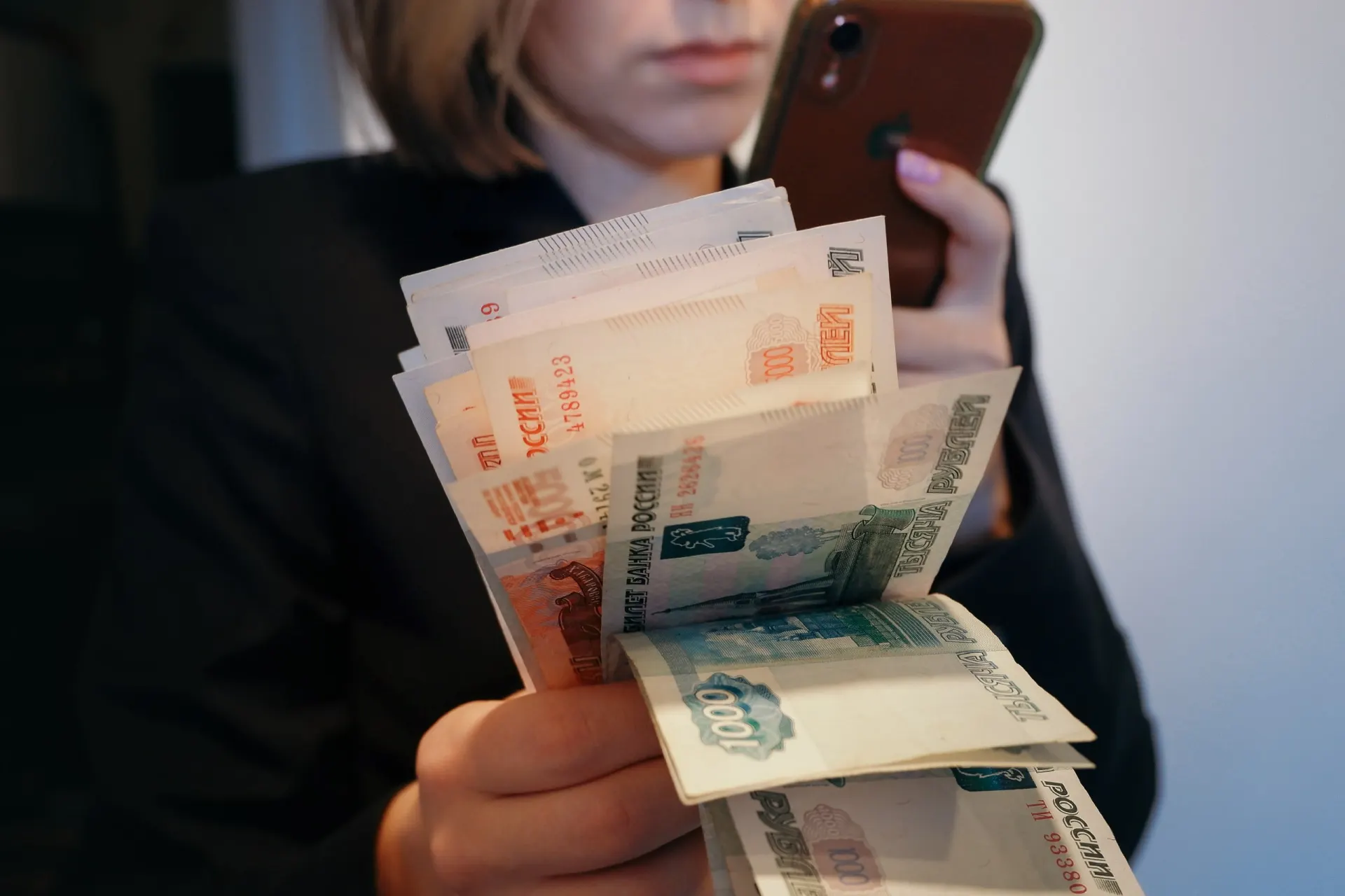 Экономика России замедляется не из-за дорогих кредитов, а по другим причинам — разбор факторов, тормозящих рост.